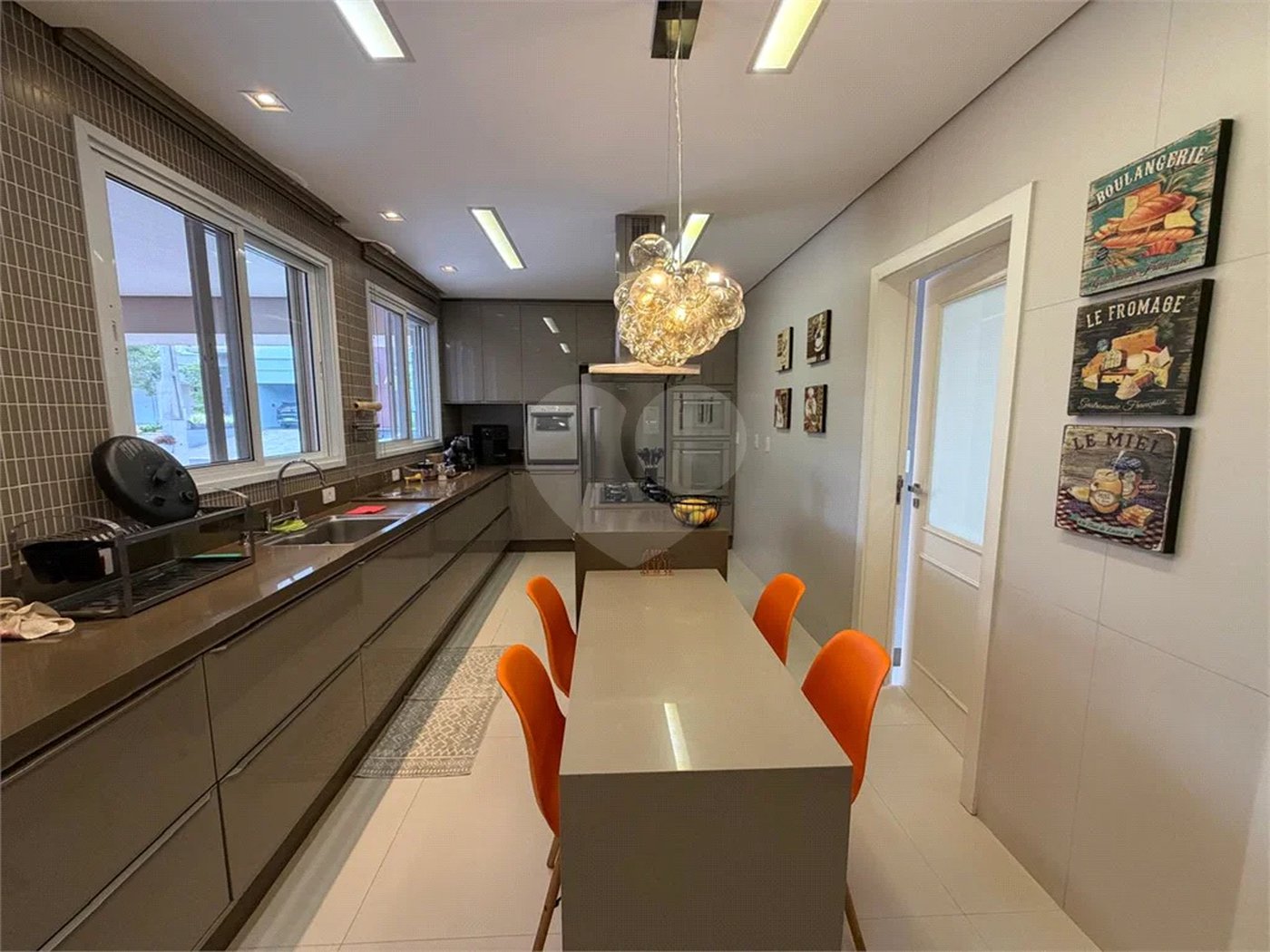 Casa de alto padrão em condomínio exclusivo com 4 suítes
