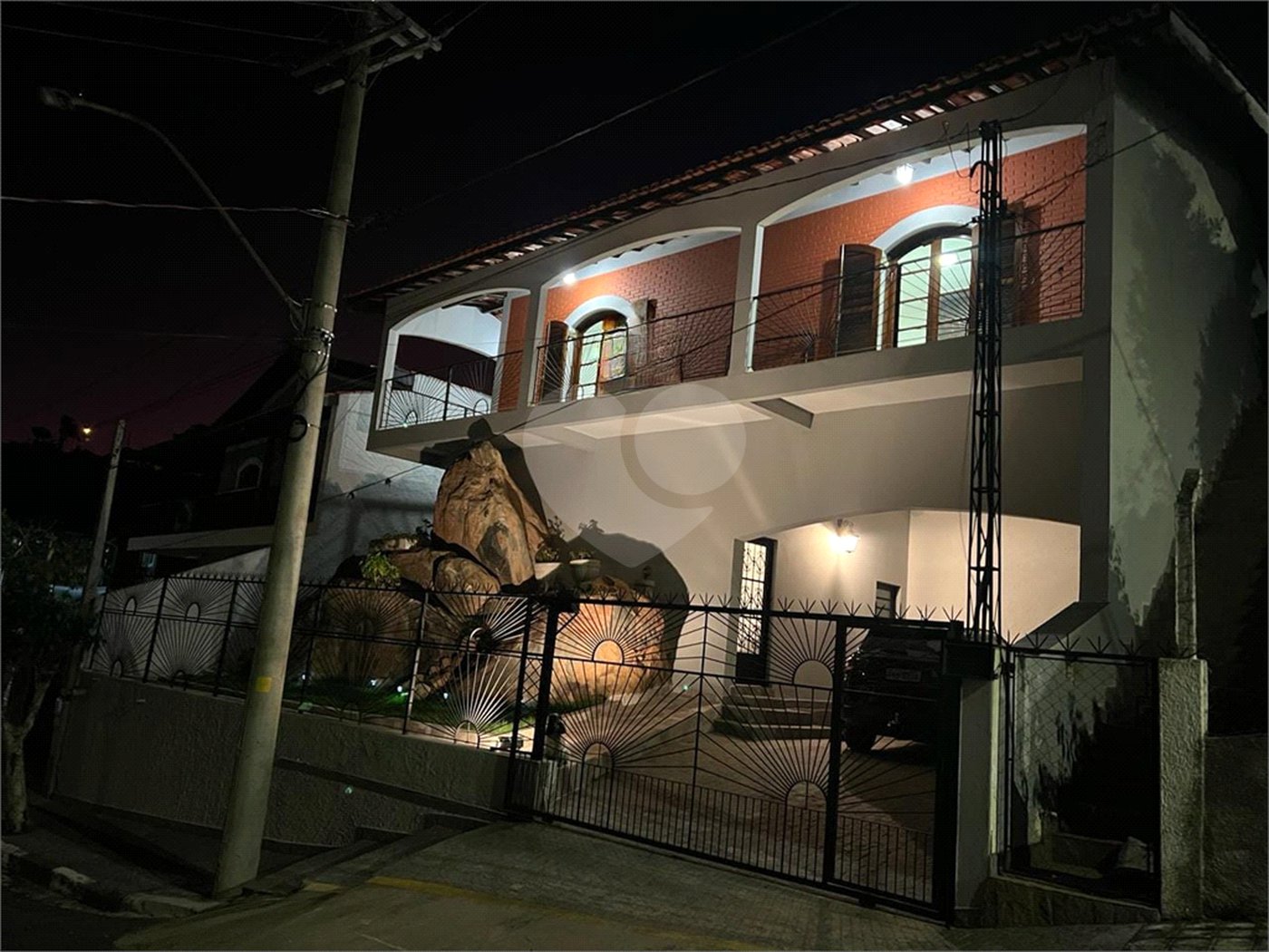 Casa à venda com 4 quartos, sendo 2 suítes,  no Centro, Serra Negra, SP
