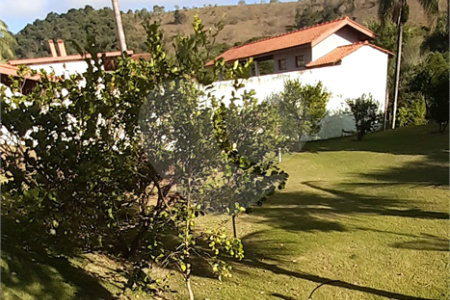 Casa à venda com 4 quartos, sendo 1 suíte, no Centro, Bom Jesus dos Perdões, SP