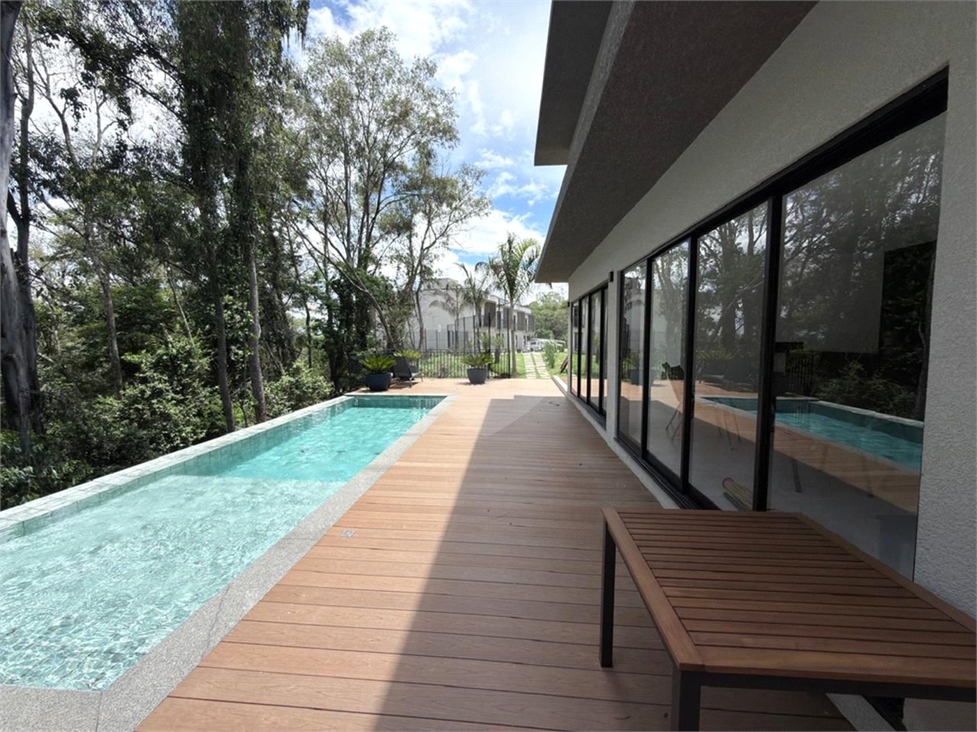 Casa à venda ou para alugar com 3 suítes no condomínio Mont Blanc Village, Vinhedo - SP