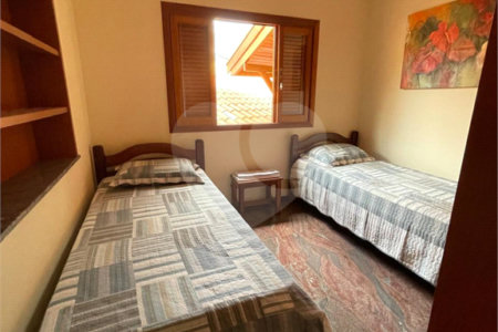 Casa à venda com 9 quartos, sendo 4 suítes, em Condomínio Flamboyant-b, Atibaia, SP
