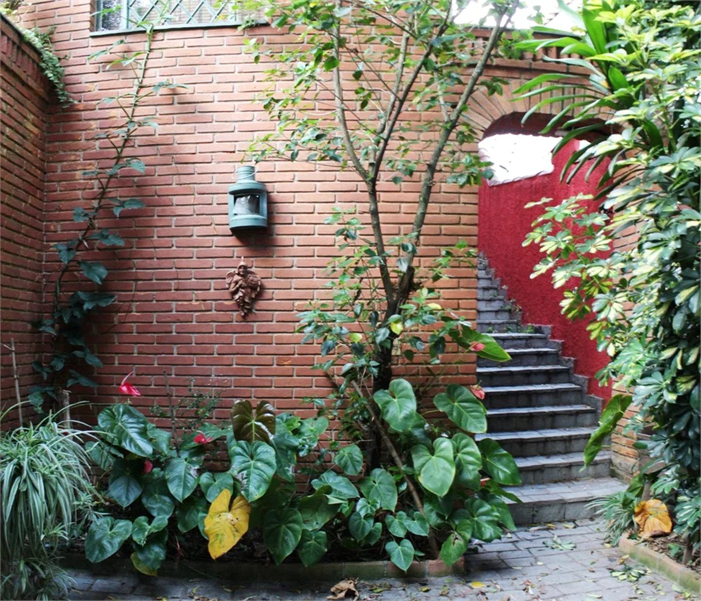 Casa à venda com 4 quartos, sendo 2 suítes,  em Jardim Leonor, São Paulo, SP