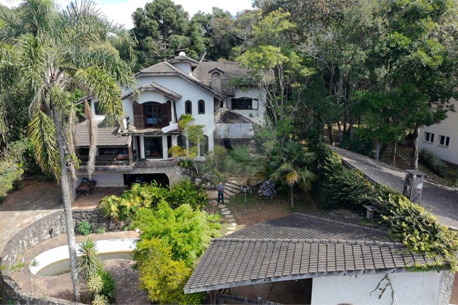Casa à venda com 3 quartos, sendo 4 suítes, no condomínio Alpes da Cantareira, Mairiporã - SP