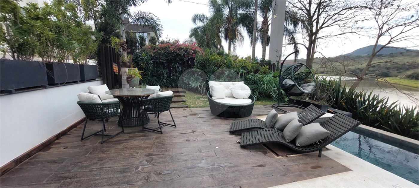 Casa à venda com 3 suítes no condomínio Figueira Garden, Atibaia - SP