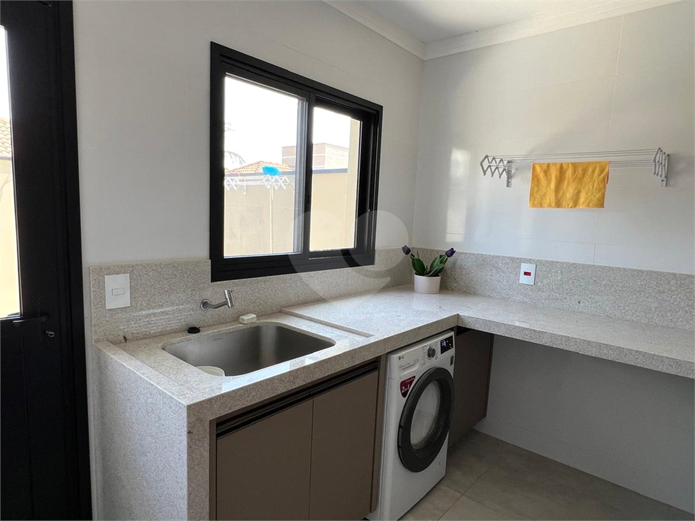 Casa à venda com 5 quartos, sendo 4 suítes, no condomínio Terras de Mont Serrat, Salto - SP