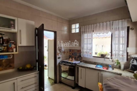 Casa à venda com 3 quartos, sendo 1 suíte, em Vila Santista, Atibaia, SP