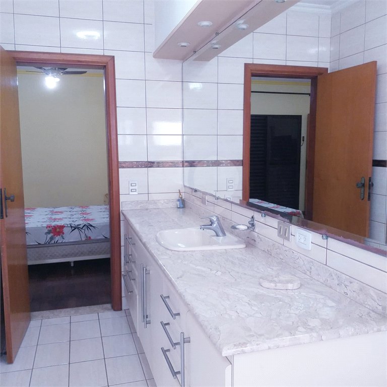 Casa à venda com 4 quartos, sendo 3 suítes, no condomínio Arujá 5, Arujá - SP