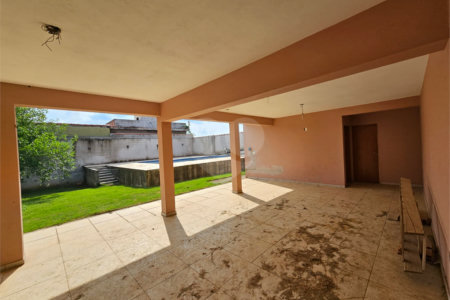 Casa à venda com 4 quartos, sendo 1 suíte,  no condomínio Jardim Shangri-lá, Atibaia - SP