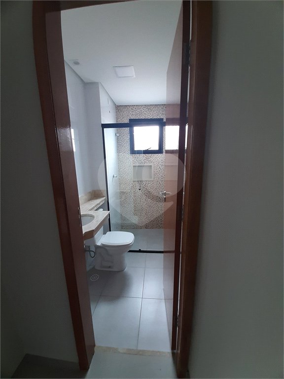 Apartamento VENDER com 44m2, com 2 quartos, banheiro, sala integrada à cozinha e 1 vaga de garagem