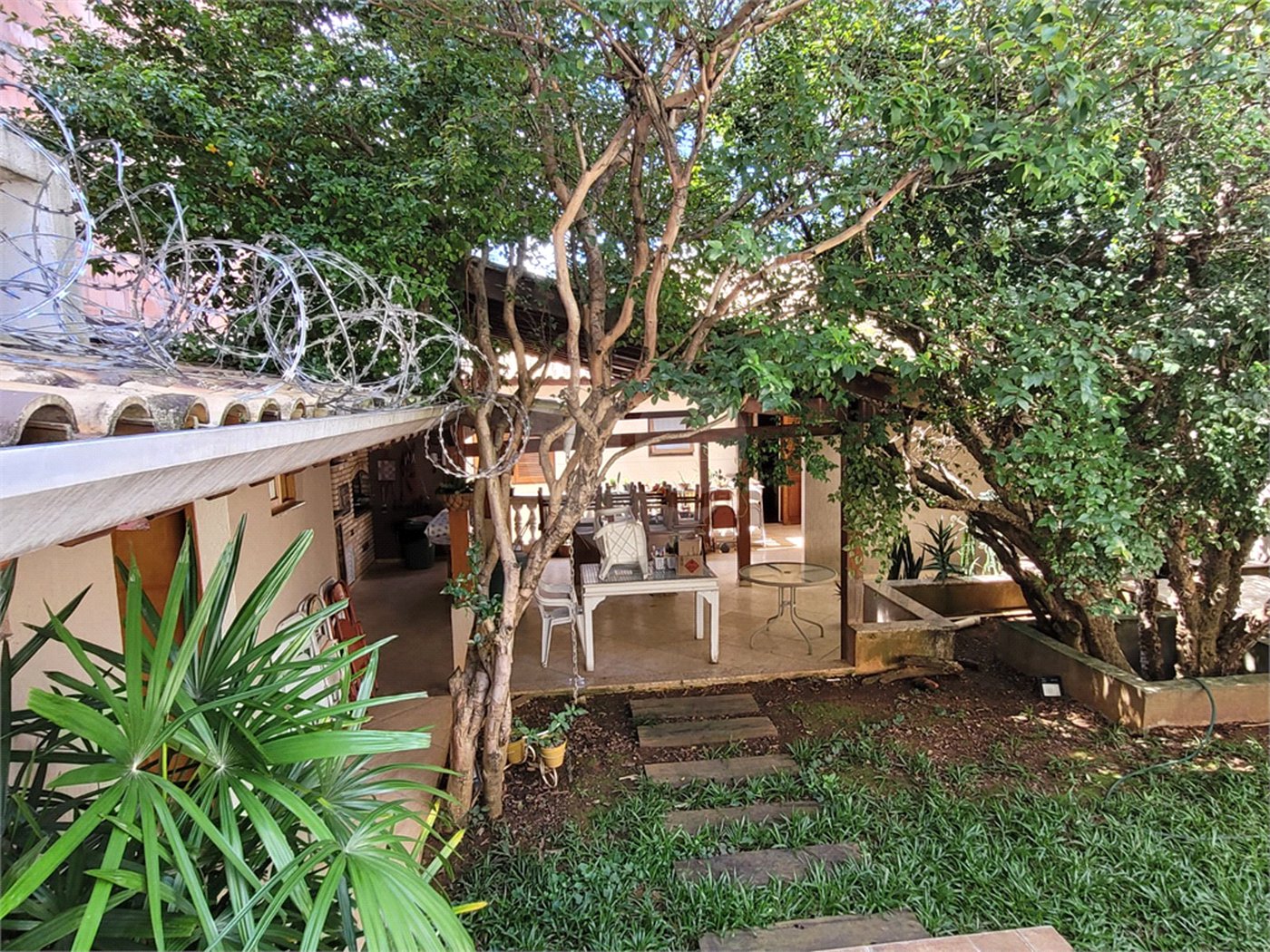 Sobrado à venda com 4 quartos, sendo 3 suítes, em Horto, São Paulo, SP
