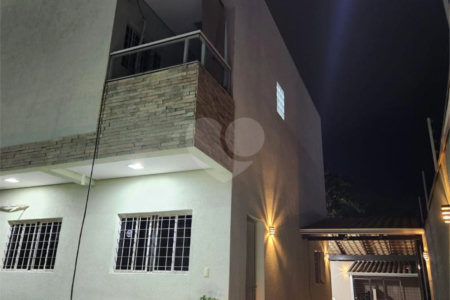 Sobrado à venda com 4 quartos, sendo 1 suíte, em Morada do Ouro, Cuiabá, MT