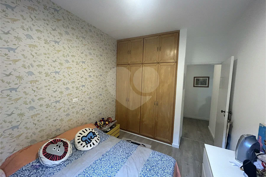 Casa em condomínio com 3 dormitórios, 01 suíte, garagem para 06 carros, área gourmet, piscina.