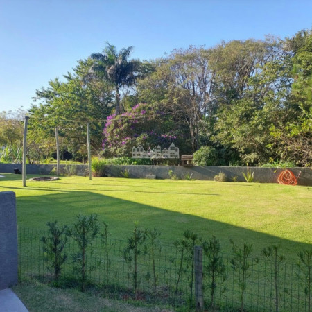 Casa à venda com 4 quartos, sendo 2 suítes,  no condomínio Figueira Garden, Atibaia - SP