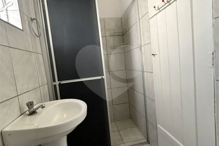 Casa com 132m² de terreno, 2 dormitórios, 2 vagas de garagem e próximo ao metrô.