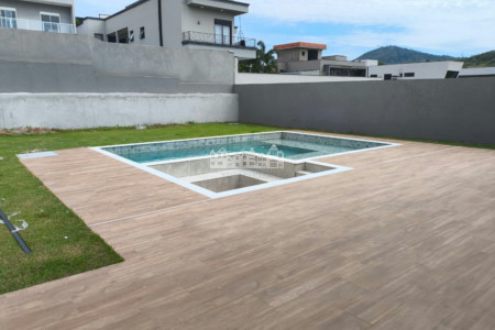 Casa à venda com 4 suítes no condomínio Figueira Garden, Atibaia - SP