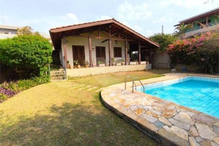 Casa à venda com 4 quartos, sendo 2 suítes, em Jardim Santa Bárbara, Atibaia, SP