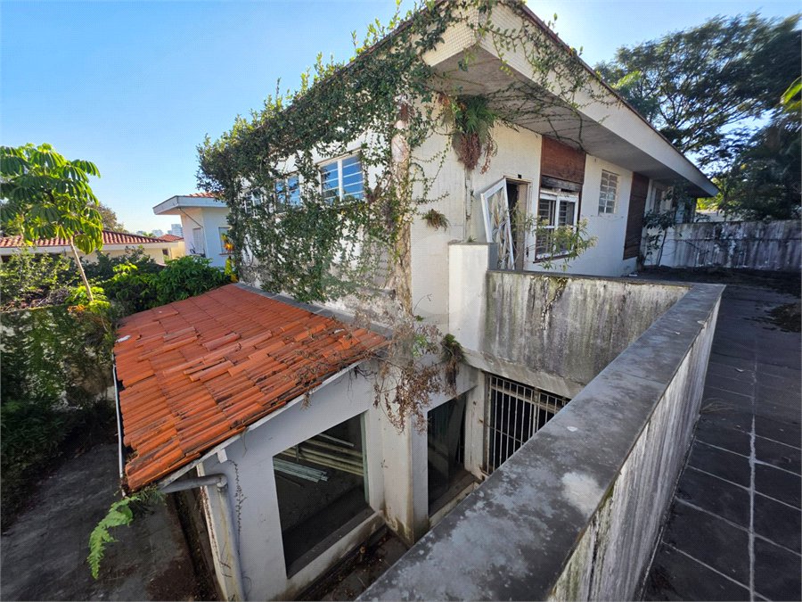 Casa à venda com 4 quartos, sendo 1 suíte, em Indianópolis, São Paulo, SP