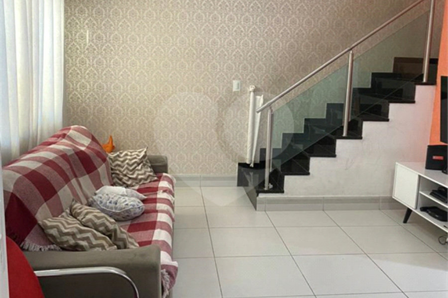 Casa à venda com 3 quartos, sendo 2 suítes, no condomínio Ibarra, São Paulo - SP