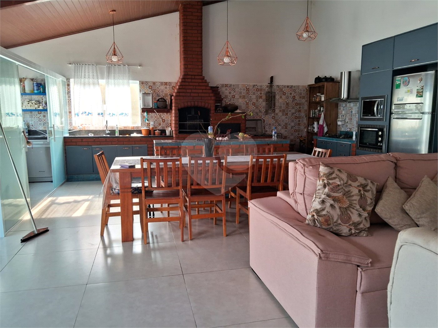Casa à venda com 5 quartos, sendo 1 suíte, no condomínio Village da Serra, Araçoiaba da Serra - SP