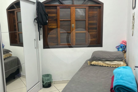 Sobrado à Venda na Cidade Líder com Quintal, Jardim e Excelente Localização