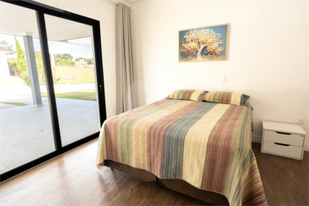 Casa à venda com 4 quartos, sendo 1 suíte, no condomínio Residencial Pinheiros do Lago, Alambari - SP