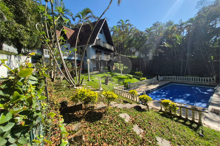 Sobrado à venda com 4 suítes em Serra da Cantareira, Mairiporã, SP