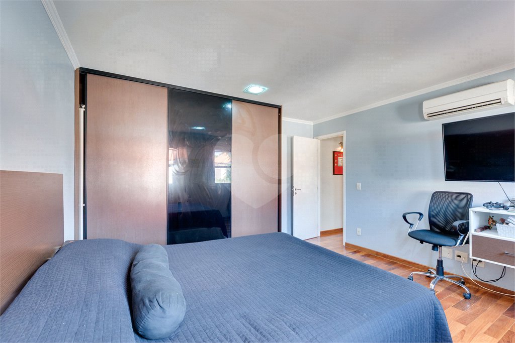 Casa à venda com 3 suítes no condomínio Vila Versalhes, São Paulo - SP
