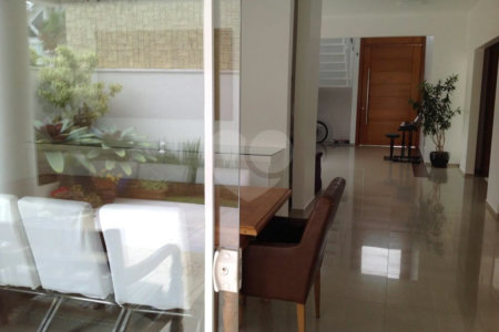Casa à venda com 3 quartos, sendo 2 suítes,  no condomínio Real Park - Vila Oliveira, Mogi das Cruzes - SP