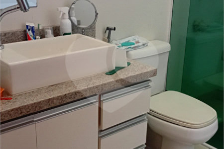 Sobrado à venda com 4 quartos, sendo 2 suítes,  em Vila Gilda, Santo André, SP