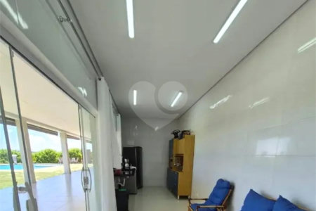 Casa à venda com 3 suítes no condomínio Chácaras Arumã, Sarapuí - SP