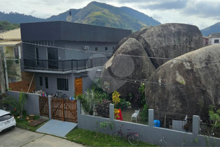 Casa à venda com 3 quartos, sendo 2 suítes, no condomínio Vale Encantado, Rio de Janeiro - RJ