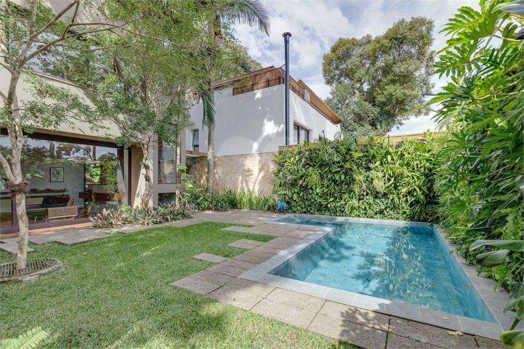 Casa à venda com 4 suítes no condomínio Vila Flora, São Paulo - SP