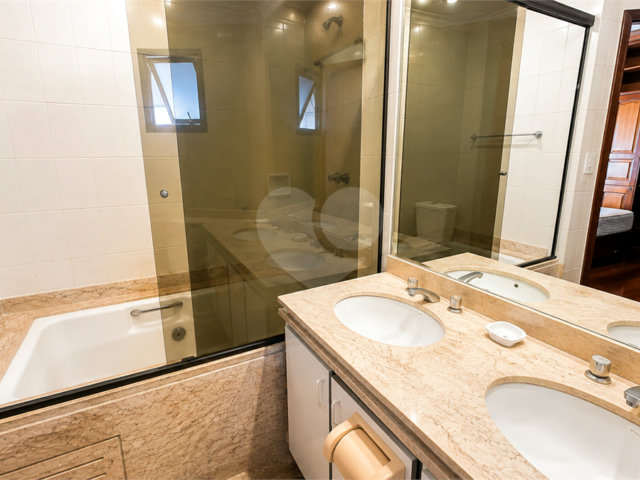 Apartamento à venda com 4 quartos, sendo 1 suíte,  em Moema, São Paulo, SP