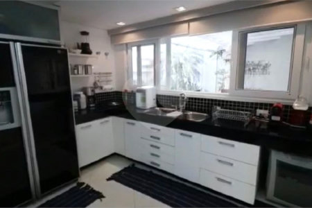 Casa à venda com 5 suítes no condomínio Parque Arco Iris, Atibaia - SP