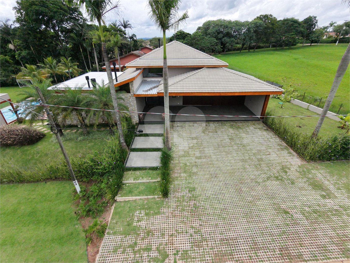 Casa à venda com 6 suítes no condomínio Vila Pinhal, Itirapina - SP