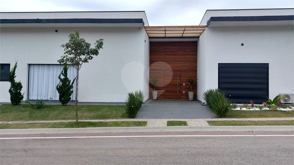Casa à venda ou para alugar com 4 quartos, sendo 3 suítes, no condomínio Figueira Garden, Atibaia - SP