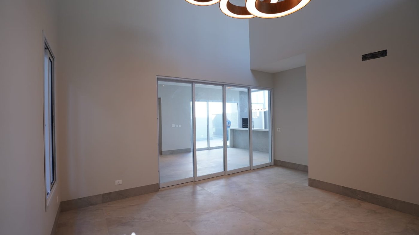 Casa à venda com 4 quartos, sendo 1 suíte, em Parque Residencial Mart Ville, Presidente Prudente, SP