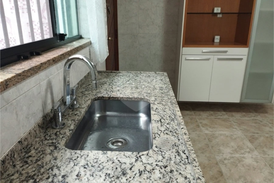 Casa à venda com 3 quartos, sendo 1 suíte, no condomínio Residencial Jardim das Palmas, São Paulo - SP