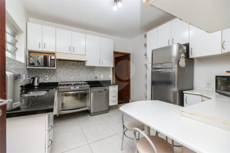 Casa Térrea à venda com 5 quartos, sendo 3 suítes, em Jardim Marajoara, São Paulo, SP