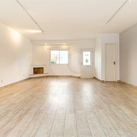 Casa à venda com 4 quartos, sendo 2 suítes, no condomínio Vila das Andorinhas, São Paulo - SP