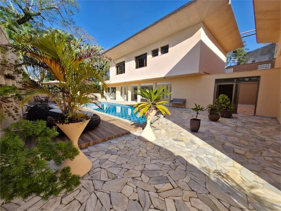 Casa à venda com 4 suítes no condomínio Villa Viana II, Cotia - SP