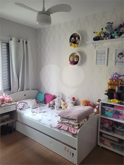 Apartamento de 03 dormitórios totalmente reformado com 02 vagas de Garagem escrituradas e livres.