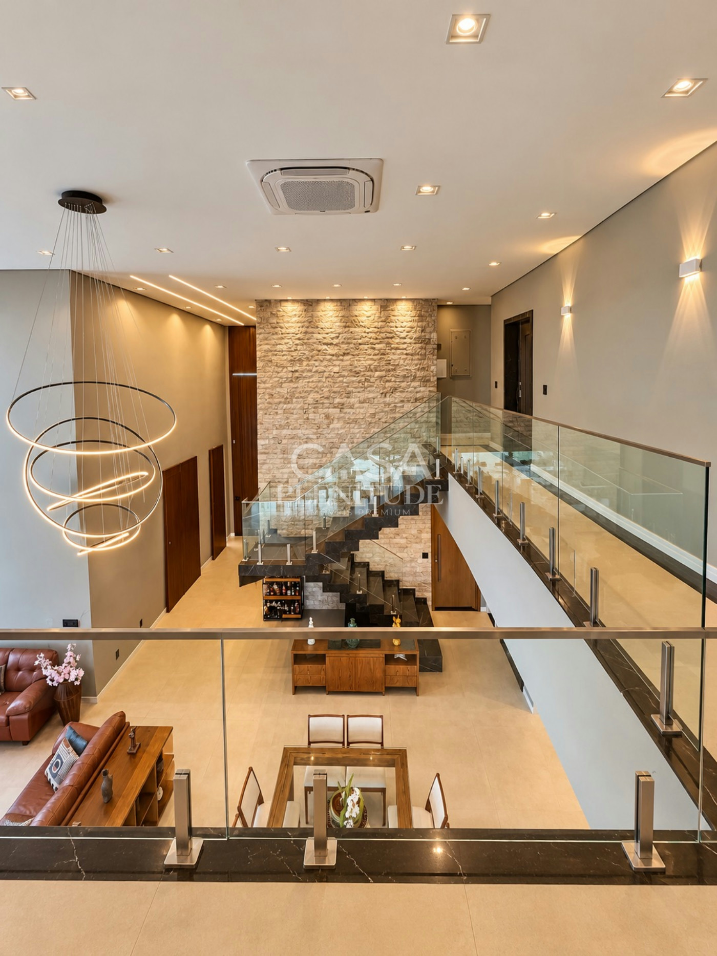 Casa nova no Saint Patrick com 926 m², 5 suítes, elevador e piscina aquecida, saúna em Sorocaba
