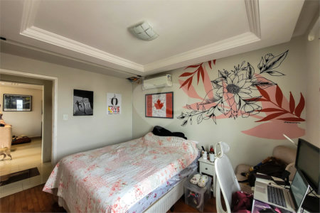 Apartamento de 143m² com 3 dormitórios e 2 vagas de garagem.