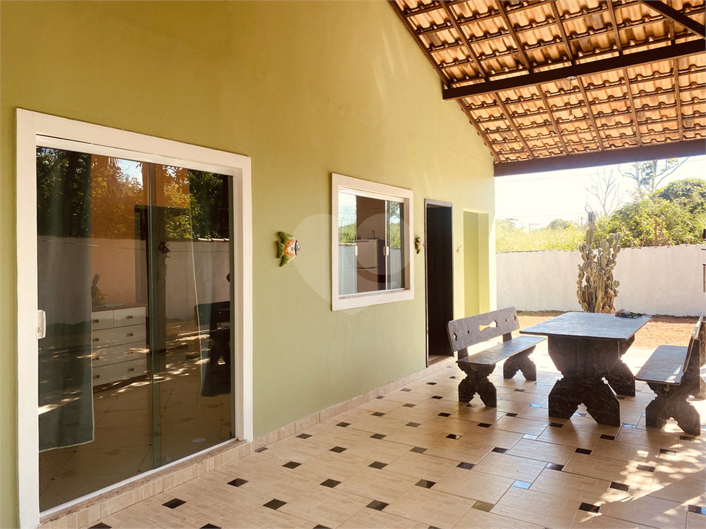 Casa em condomínio para alugar com 2 quartos, sendo 1 suíte, em Caravelas, Armação dos Búzios, RJ