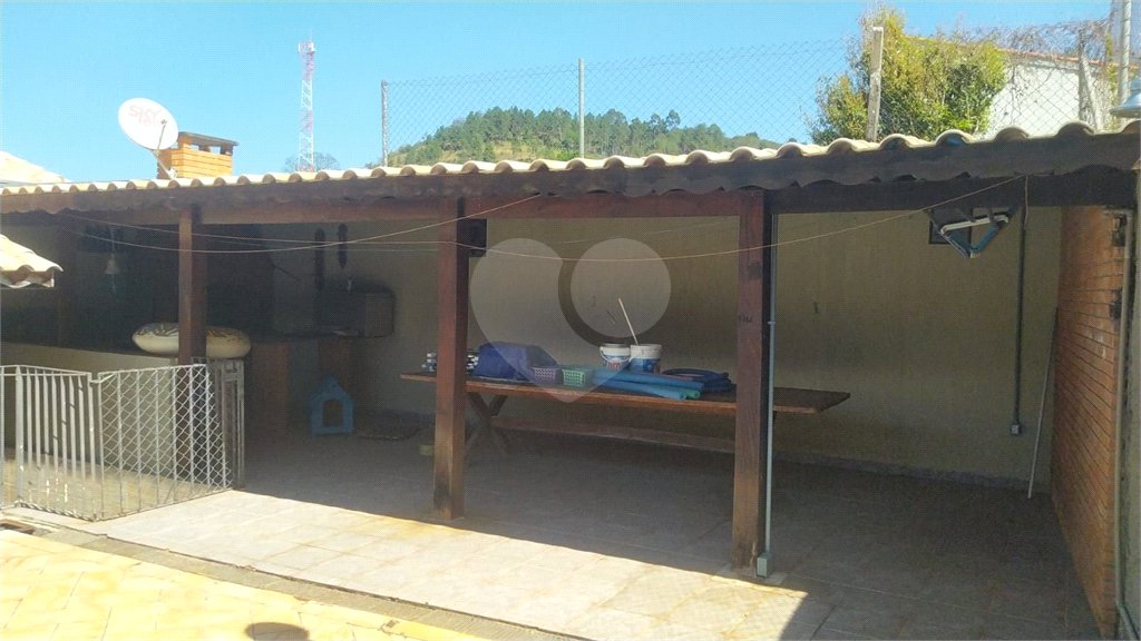 Casa à venda ou para alugar com 3 quartos, sendo 1 suíte, em Estação, São Roque, SP