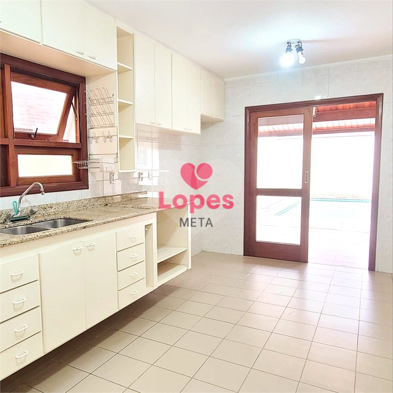Casa à venda com 4 quartos, sendo 2 suítes, no condomínio Colinas, São José dos Campos - SP