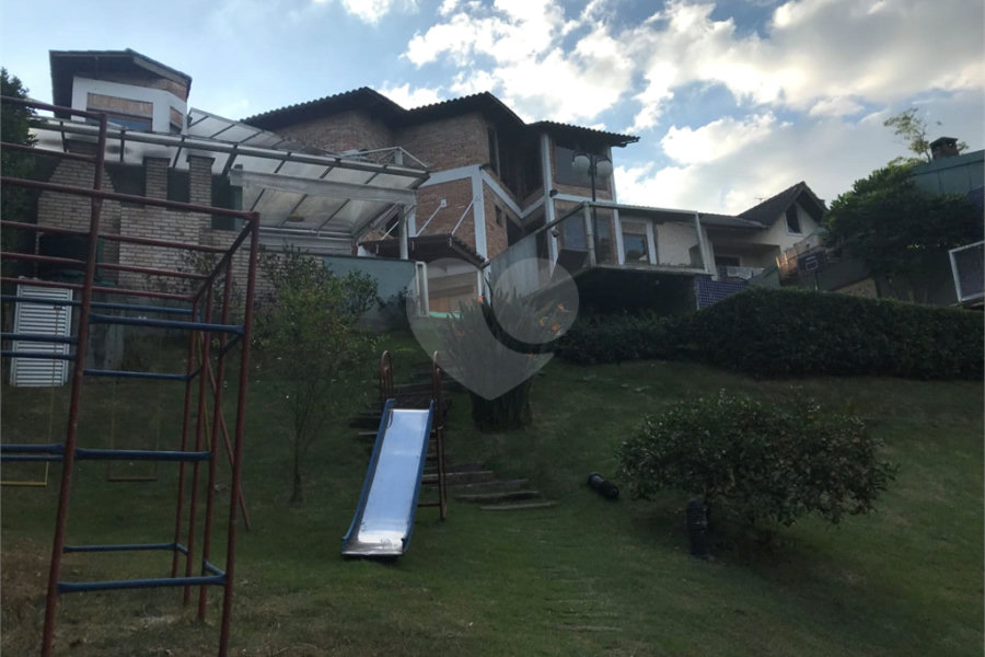 Casa à venda com 4 quartos, sendo 3 suítes, no condomínio Alpes da Cantareira, Mairiporã - SP
