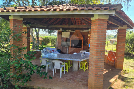 Chácara à venda com 4 quartos, sendo 1 suíte, em Cercadinho, Alambari, SP