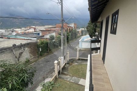 Casa à venda com 5 quartos, sendo 3 suítes, no condomínio Recanto das Palmeiras, Rio de Janeiro - RJ